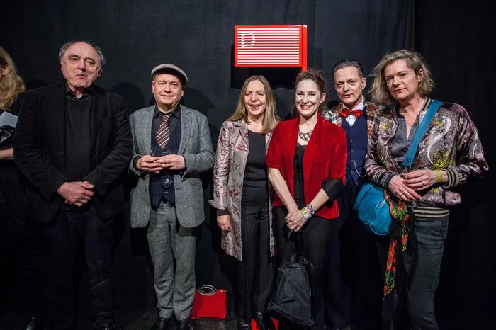 ... und darf sich über den Großen Diagonale-Preis für den besten Spielfilm 2018 freuen. Im Bild: Regisseur Christian Frosch (zweiter von links) mit einem Teil seines Teams