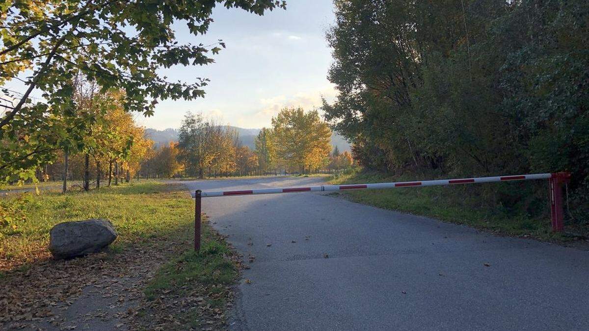 Laut Eigentümer Werner Monsberger gilt die Sperre bereits, noch sind am Parkplatz der Freizeitinsel keine Schilder aufgestellt