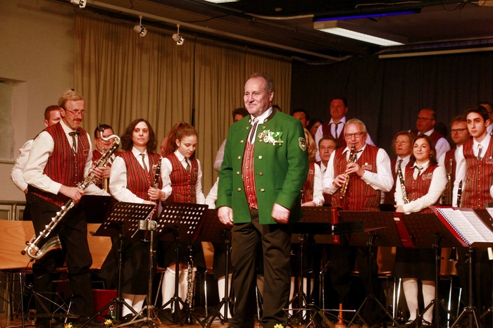 ...erarbeitete Kapellmeister Rudi Kohl ein anspruchsvolles Programm mit seinen 68 MusikerInnen.