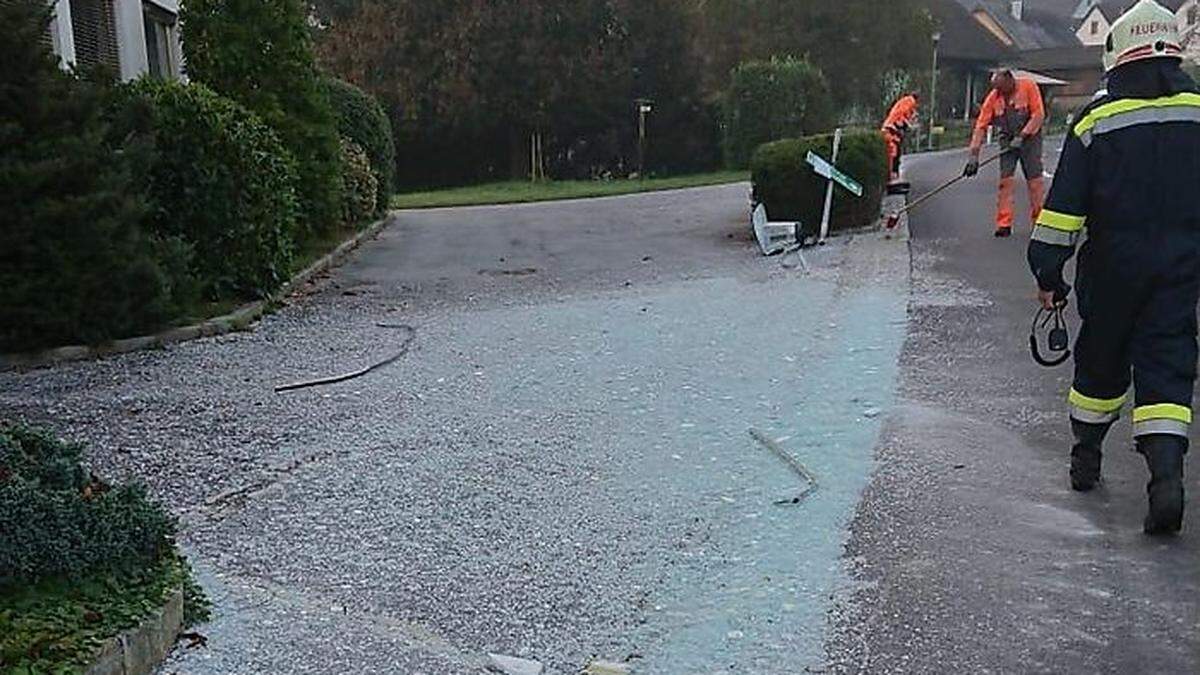 Die Scherben wurden von der Feuerwehr Großwilfersdorf und der Straßenmeisterei zusammengekehrt