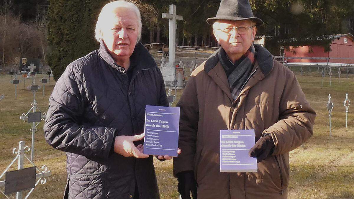 Messner (links) mit Helmut Prokopp, Obmann der Donauschwaben in Kärnten, am Flüchtlingsfriedhof in Feffernitz