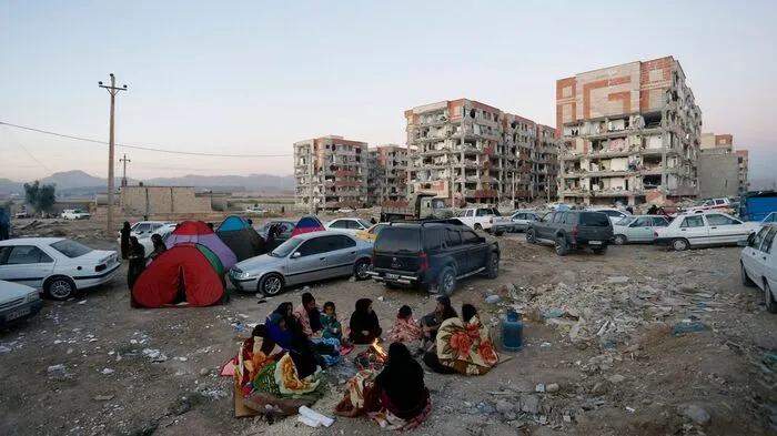 Bei einem schweren Erdbeben am 12. November 2017 in den südlichen Kurdengebieten in der Grenzregion zwischen dem Iran und dem Nordirak sind mehr als 415 Menschen ums Leben gekommen.