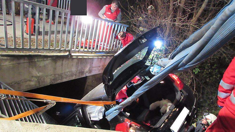 Eine 17-Jährige verlor in Albersdorf die Kontrolle über ihren Wagen und stürzte fast in einen Bach