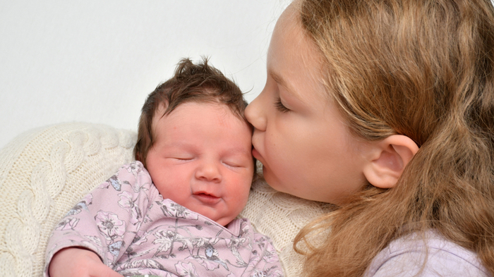 Liebevoll küsst Lea ihre süße Schwester Luisa (2950 g, 50 cm). Das entzückende Mädchen wurde am 27. Juli um 8.40 Uhr im Klinikum Klagenfurt geboren. Die stolzen Eltern Bettina Ratschnig und Manuel Podgornik sind überglücklich und haben die Wiege für Luisa in Bleiburg aufgestellt. 
