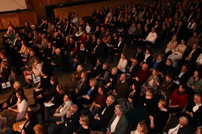 Am Samstagabend folgten zahlreiche Besucherinnen und Besucher aus St. Peter und der Region der Einladung in die Greimhalle.