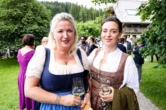 Lindsay Skoll und Lena Hoscheck