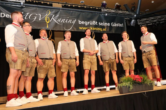 Die Rosentaler mit Chorleiter Thomas Tischler und Obmann Hermann Preschan. 

