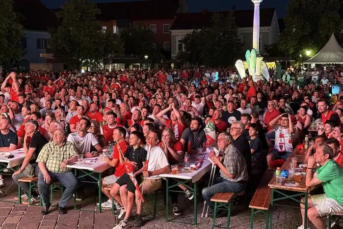 Gemeinsam mit tausenden begeisterten Fans tauchten auch Gemeindefunktionäre und personen des öffentlichen Lebens in ein rot-weiß-rotes Fahnenmeer.