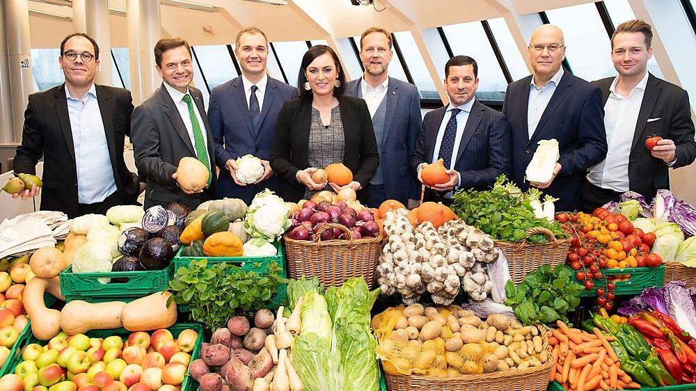 Ministerin Köstinger mit Vertretern des Lebensmittelhandels