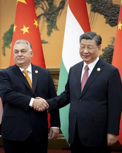 Ministerpräsident Viktor Orban (re.) begrüßt Chinas Präsident Xi Jinping.