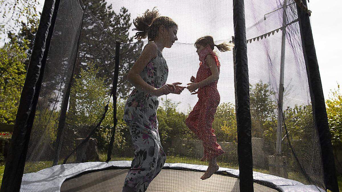 Mehrere Kinder zeitgleich am Trampolin führten häufiger zu schweren Verletzungen