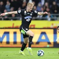Der Moment, als Mika Biereth den Ball stibitzte