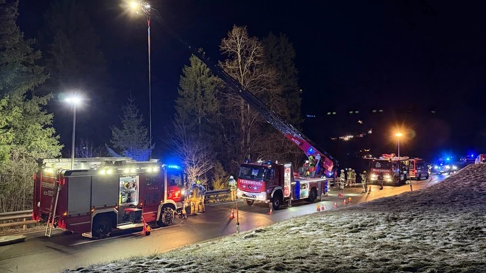 Rund 80 Einsatzkräfte wurden wegen der komplizierten Bergungssituation zur Unfallstelle gerufen