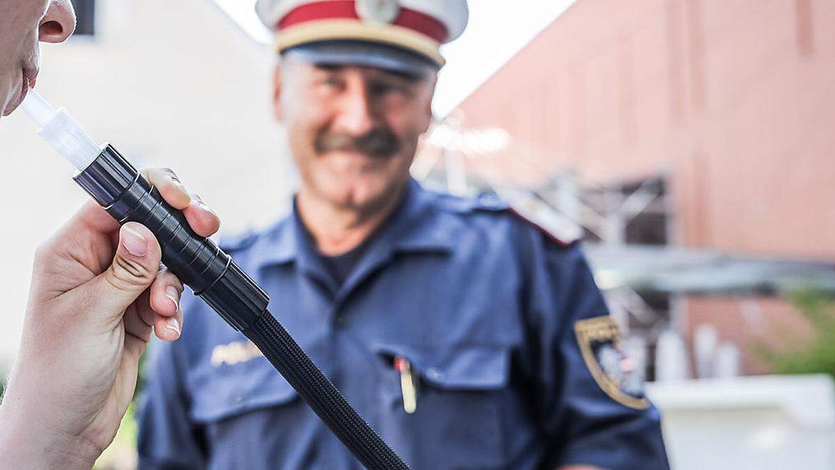 Ein Alkholtest bei dem Unfallenker ergab eine mittelgradige Alkoholsierung - Symbolfoto