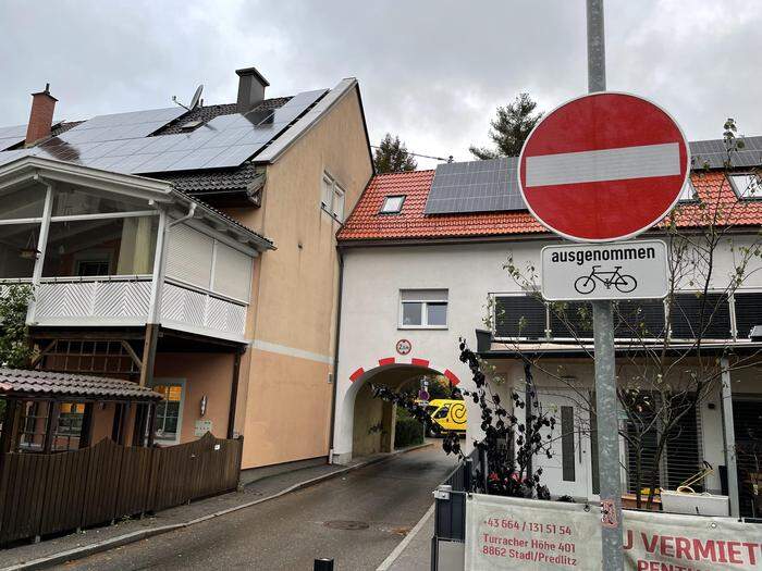 Nur Radfahrer dürfen durch den Torbogen Richtung Norden durchfahren