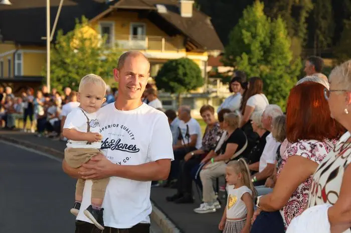 Der Einmarsch der Musikerinnen und Musiker in ihren bunten unterschiedlichen Trachten und Uniformen sorgte bei den zahlreichen Zusehern für Begeisterung