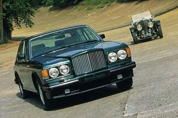 Viele Jahrzehnte lang waren die Modelle von Rolls-Royce und der Tochtermarke Bentley im Paarlauf unterwegs. Und so war auch der 1992 als Nachfolger des Mulsanne vorgestellte Bentley Brooklands in Wahrheit ein adaptierter Rolls-Royce Silver Spirit. Auch wenn die Limousine mit ihrem Namen auf die erfolgreiche Motorsportgeschichte in den 1920er- und 1930er-Jahren der damals noch eigenständigen Marke erinnern sollte.