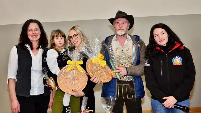 Die Sieger Fabricia Piazza und Jürgen Zeitzmann, flankiert von Elisabeth Buchacher, Chefin der Gailtaler Almsennereien und Manuela d’Orlando 