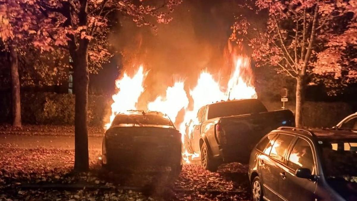 Zwei Fahrzeuge standen in der Nacht von Mittwoch auf Donnerstag am Weizer Bahnhof in Brand