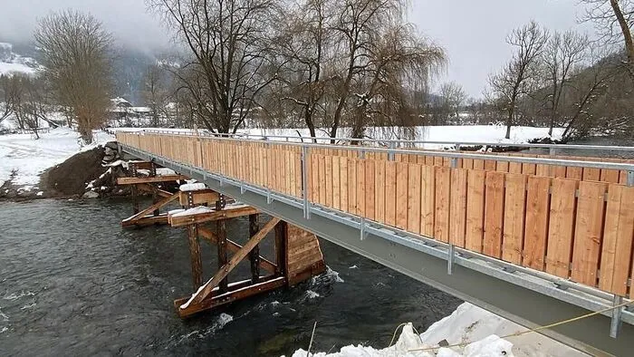 Stahlträger sollen der neuen Brücke eine lange Haltbarkeit sichern