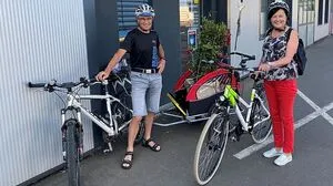 Sigrid Höfler-Eder und Josef Hödl beim Pflanzentransport 