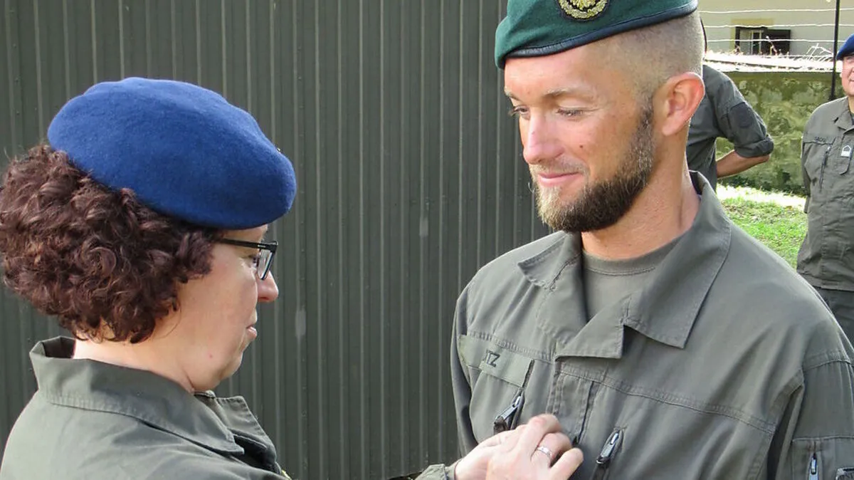 Andreas Sneditz mit Sigrid Etschmaier, Kommandantin des Sanitätszentrums Süd