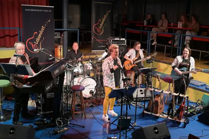 Susanne Sue Steinkellner brillierte mit toller Stimme, bestens unterstützt von Charlie Frewein am Klavier, Tamara Koller an der Lead Guitar, Robert Schönfelder am Bass und Manfred Pölzl an den Drums