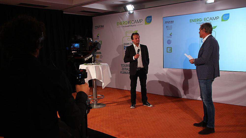 Hanno Settele mit Moderator Wolfgang Eltner vor der Kamera