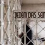 "JEDEM DAS SEINE", ein Spruch, der heute immer wieder genutzt wird, prangte auf dem Tor des Lagers Buchenwald.