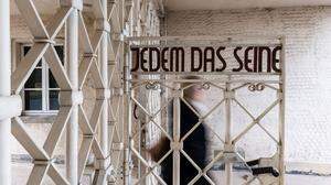 &quot;JEDEM DAS SEINE&quot;, ein Spruch, der heute immer wieder genutzt wird, prangte auf dem Tor des Lagers Buchenwald.