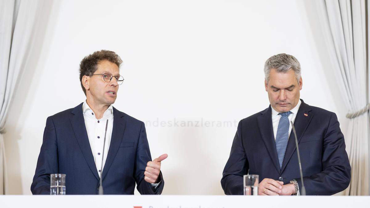 Alexander Bogner von der Akademie der Wissenschaften (l.) und Bundeskanzler Karl Nehammer