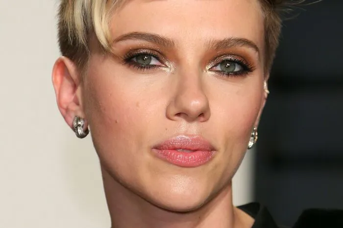 Außerordentlich gut steht das Styling Schauspielerin Scarlett Johansson.