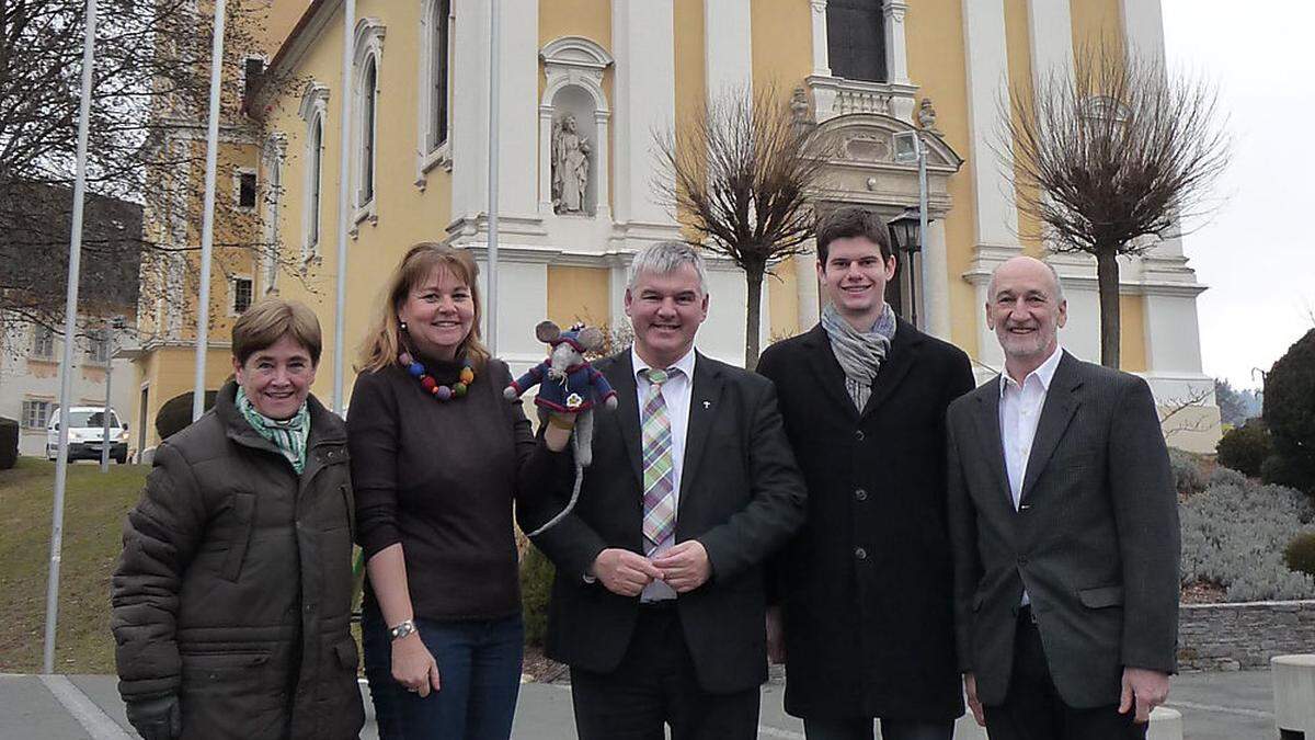 Ruth Vogt, Rosemarie Geiger mit „Bartl“, Pfarrer Alois Stumpf, David Fröhlich und Franz Feiner 	 