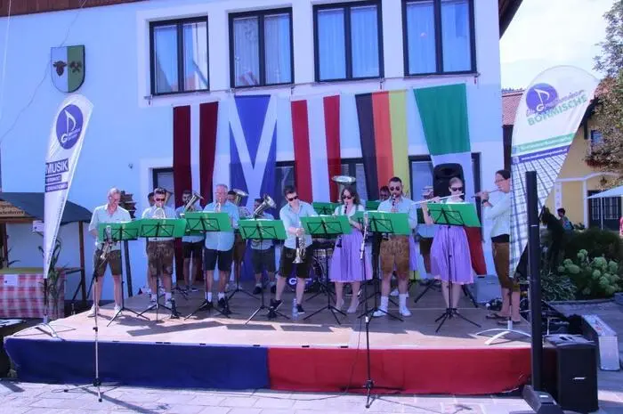 Diese Veranstaltung gibt es seit 1995 im Zweijahres-Rhythmus, rund 70 ausländische Gruppen mit 2500 Sängerinnen und Sängern, Tänzern und Musikanten waren bisher zu Gast in der Weststeiermark.