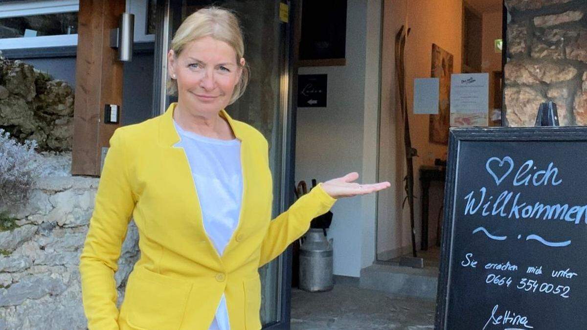 Bettina Grieshofer vor ihrem Hotel in Bad Aussee