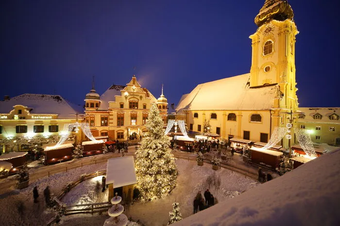 Die Hartberger Altstadt hat sich für die Weihnachtszeit wieder herausgeputzt: Bis 23. Dezember können unter dem Ambiente von einer Million Lichtern auf dem Hauptplatz Glühwein und Süßes von 15 bis 22 Uhr konsumiert werden. Geöffnet hat der Markt jeweils von Donnerstag bis Sonntag. Für die Kleinen wurde eine Eisfläche auf dem Marienplatz angelegt, zudem wird Weihnachtsbasteln in den Räumen des Kirchplatz angeboten. Im Museum findet der Kunst- und Handwerksmarkt bis 22. Dezember statt. Mehr als 200 Exponate aus der Steiermark sind indes im Rahmen der Landeskrippenausstellung im Schloss zu bewundern, die bis 9. Dezember läuft.