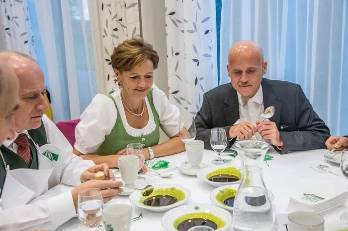 Sehr kritisch wurde das Öl schon vor dem Kosten beäugt. Hier die Vizepräsidentin der Landwirtschaftskammer, Maria Pein, mit Zacherl.