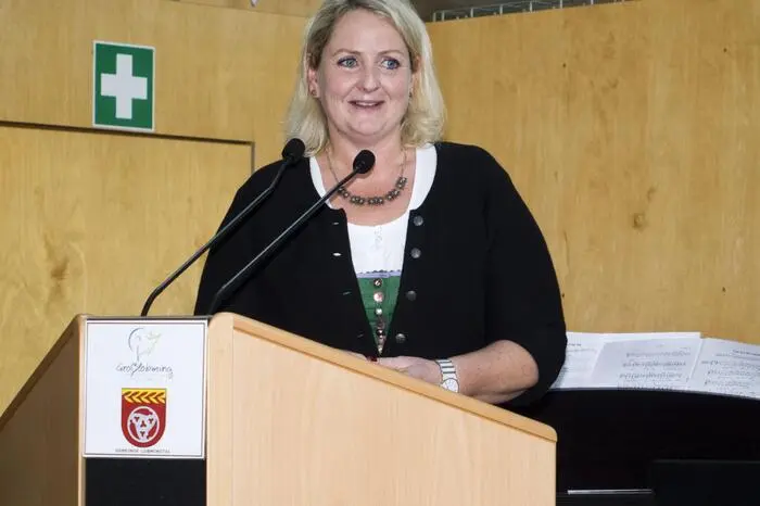  Schulleiterin Theresia Stoff begrüßte die Besucher und Ehrengäste und betonte in ihrer Rede: „Tradition, oft mit Stagnation und Stillstand assoziiert, ist die Basis, auf die ihr aufbauen könnt.“ 