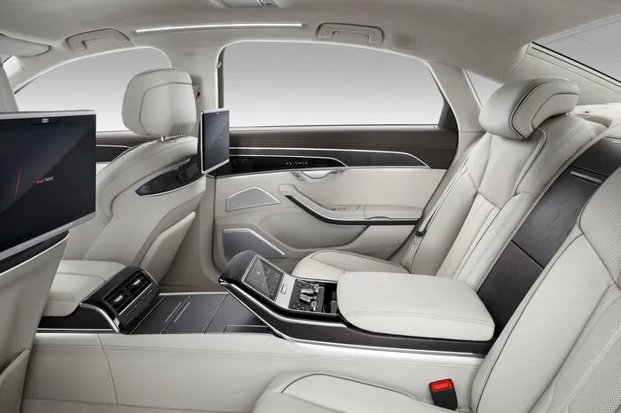 Der nobelste Platz im neuen Audi-Flaggschiff liegt hinten rechts – der optionale Ruhesitz im A8 mit langem Radstand bietet viele verschiedenen Einstellmöglichkeiten und eine Fußablage. Auf diesem Platz kann der Passagier seine Fußsohlen am Rücken des Beifahrersitzes in mehreren Stufen wärmen und massieren lassen.