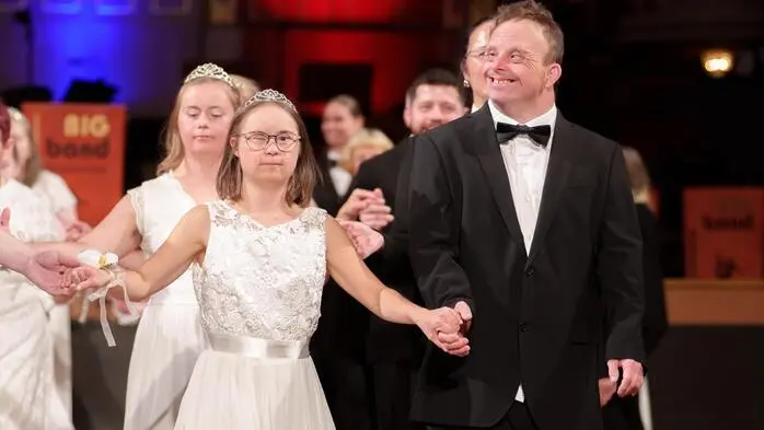 Unter dem Motto „Begegnung auf Augenhöhe“ wurde der Ball zu einem berührenden 
Abend, an dem Menschen aus unterschiedlichsten Lebensbereichen, Generationen 
und Hintergründen gemeinsam tanzten, lachten und feierten.