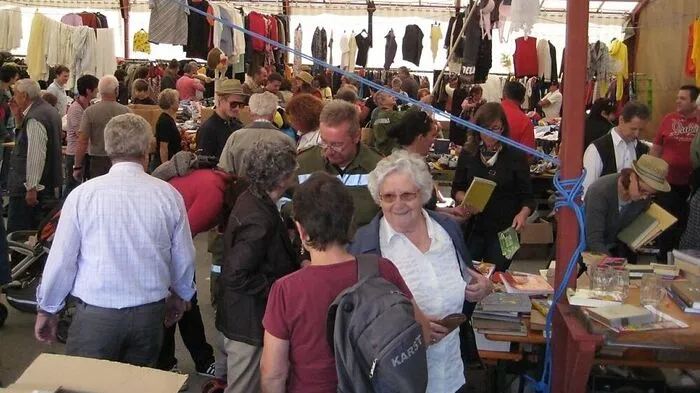 Geöffnet ist der Fetzenmarkt in Wald am Schoberpass , bei dem es gebrauchte Waren aller Art gibt, ab 8 Uhr. 