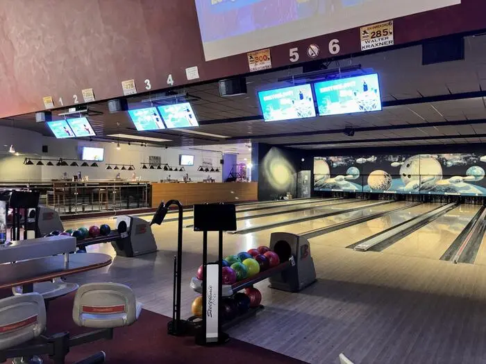 Insgesamt zwölf Bowlingbahnen stehen im Centertainment21 bereit