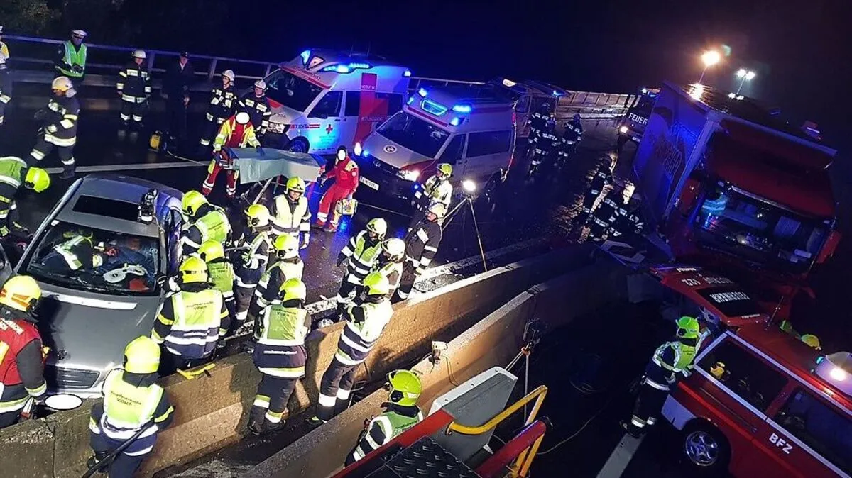 Die Feuerwehr musste die Verletzten aus dem Fahrzeug bergen