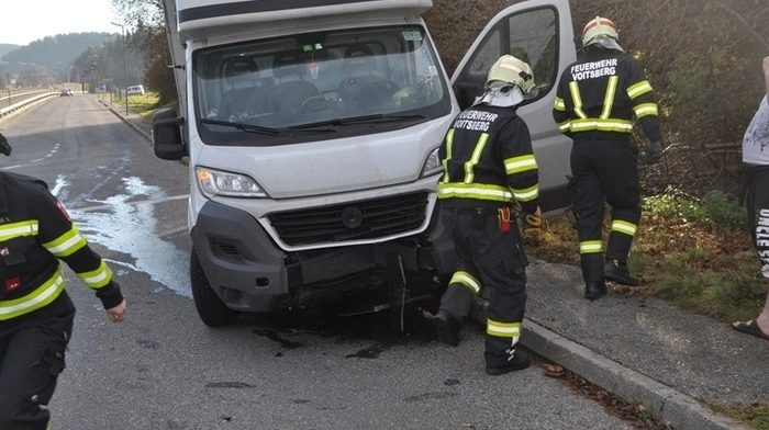 Durch ein Ausweichmanöver landete ein Rumäne mit seinem Fahrzeug auf einem Gehsteig.