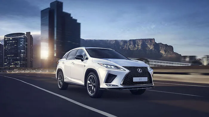 Er surrte schon als Hybrid-SUV durch die Lande, da hatten viele Hersteller noch nicht einmal einen konventionellen Crossover im Programm. Jetzt lässt Lexus dem RX der nunmehr vierten Generation ein Update angedeihen.