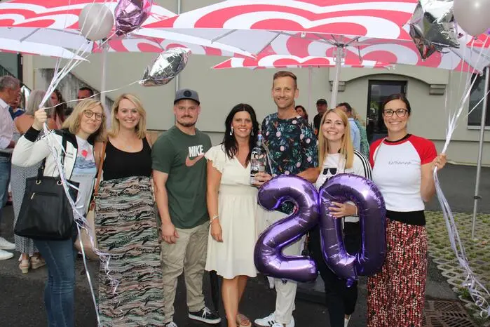 Das Jubiläum feierten sie standesgemäß mit einer Tanzparty, zu der zahlreiche Tanzkolleginnen und -kollegen sowie bekannte Persönlichkeiten aus der Branche und darüber hinaus kamen.