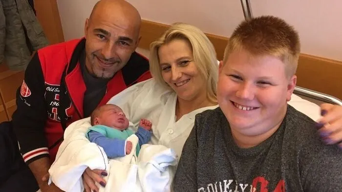 Jasna Lorber und Danijel Dzanija mit Baby Leon und dessen Bruder