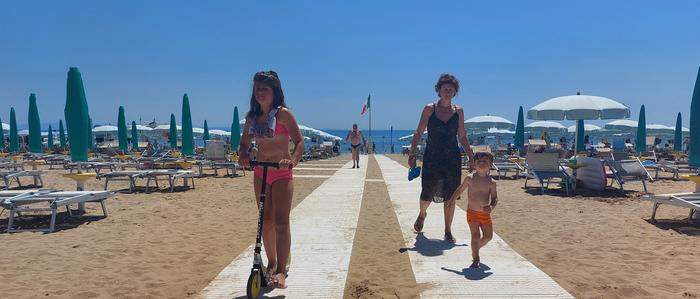 Wer den Strand verlässt, muss mehr als nur Bikini und Badehose anhaben, Kinder sind von der Regelung ausgenommen 