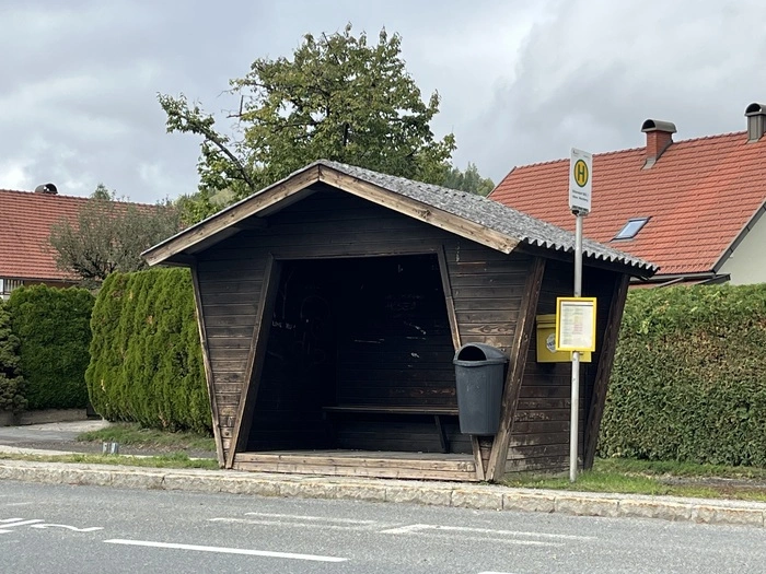Die Haltestelle beim Gasthaus Rose soll neben jener bei der Ortsausfahrt nach der Fertigstellung des neuen Mobilitätsknotenpunktes aufgelöst werden