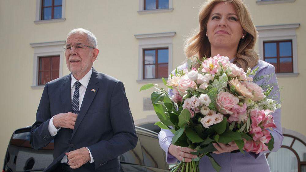 Van der Bellen zu Besuch bei Zuzana Äaputová - da durfte ein  Strauß Blumen nicht fehlen